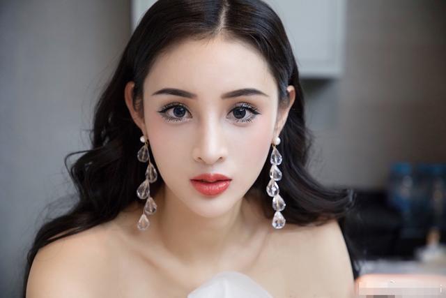 好身材|25岁的车模美女,完美曲线轻松驾驭旗袍,运动健身成就好身材,令人羡慕