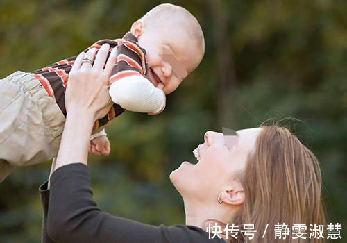 变形|4个月宝宝被查出“脊柱变形”,只因妈妈带他出门时,总爱这么做