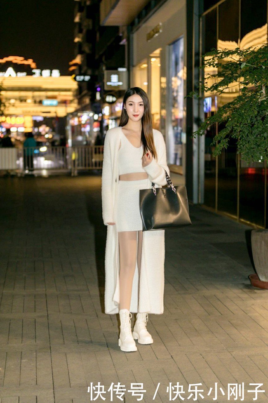 冬天街头的时尚搭配,一双大长腿成为小姐姐们的追求,抓紧美起来