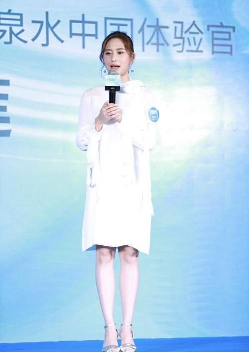 何超莲才是真名媛，跟窦骁合体现身，无论气质颜值都不输女明星！