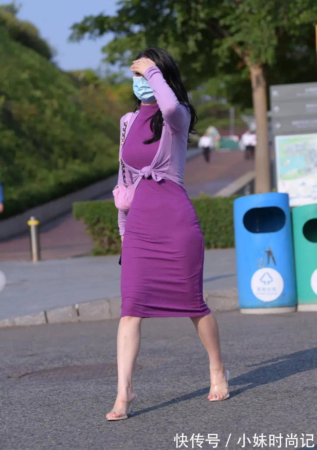 街拍穿紧身裙的女孩子