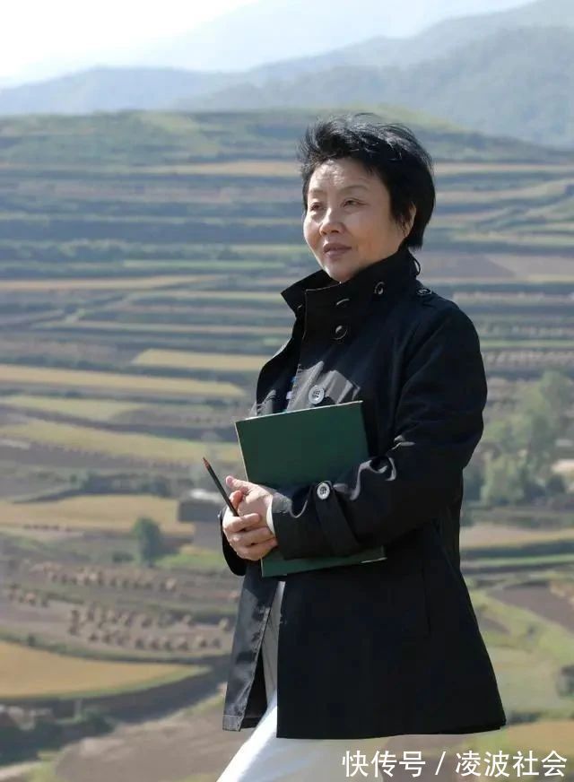 中书协副主席@她被誉为“当代卫夫人”,中书协副主席张改琴书法不错,字里含香