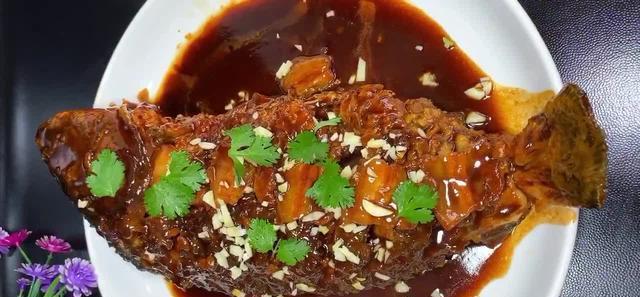 红烧鱼怎么做好吃？2个环节很重要，肉质鲜嫩味美不腥又入味