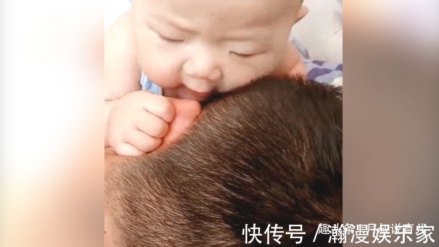 猪耳朵|趁爸爸睡着,儿子不但下手,还下了嘴,网友心疼爸爸