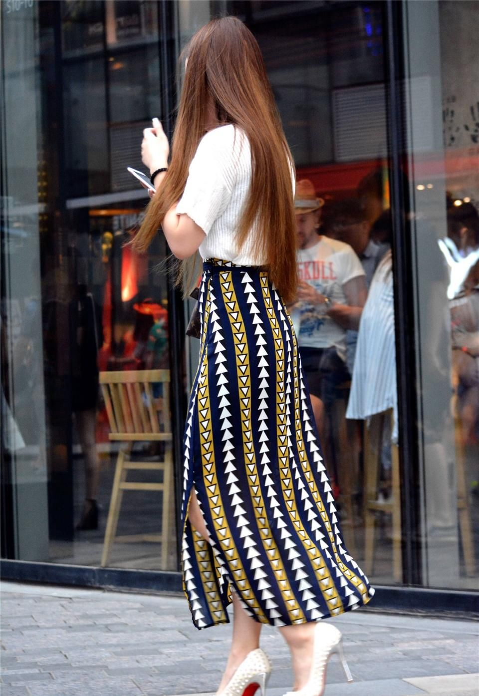 街拍美女：铆钉的尖头细高跟，走出优雅的感觉