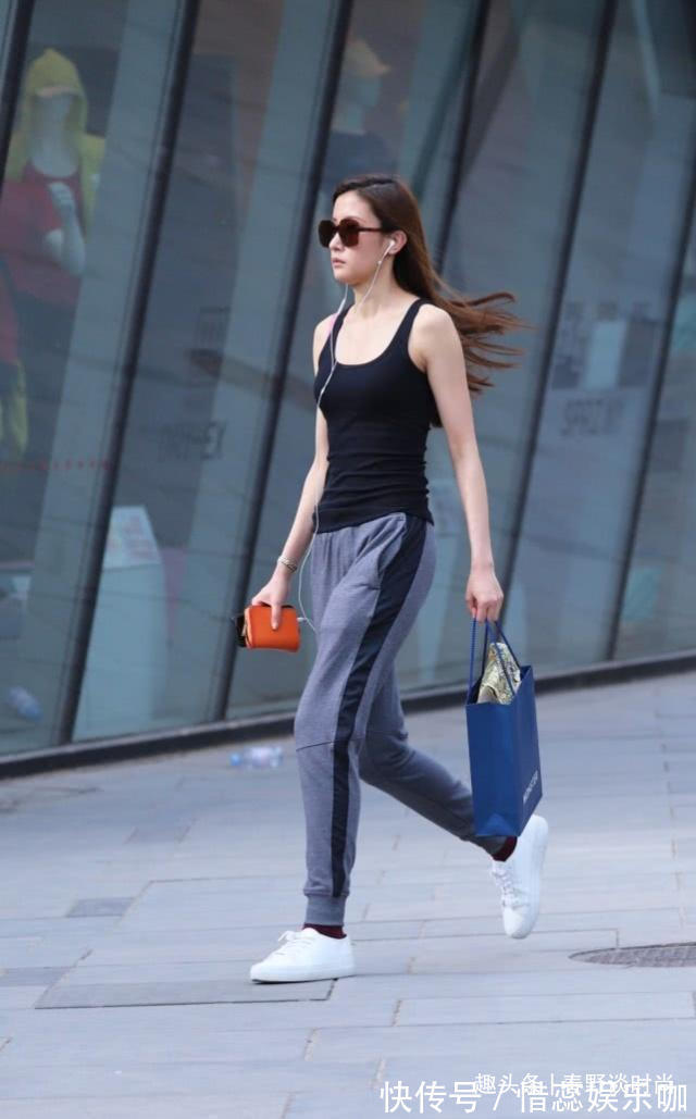 漆皮裙 打底裤简洁大方照样穿出潮范,舒适的版型看上去更有味道