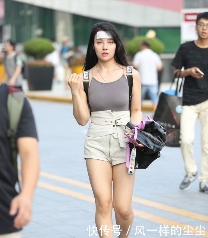 路人街拍微胖女孩也可以穿裸色,搭配对了就很时髦