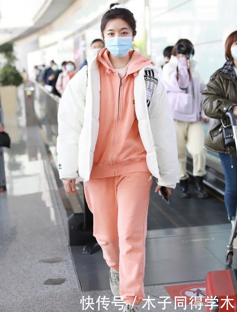 白色羽绒服怎么搭配才美呢?配运动裤舒适有型,配直筒裤很优雅