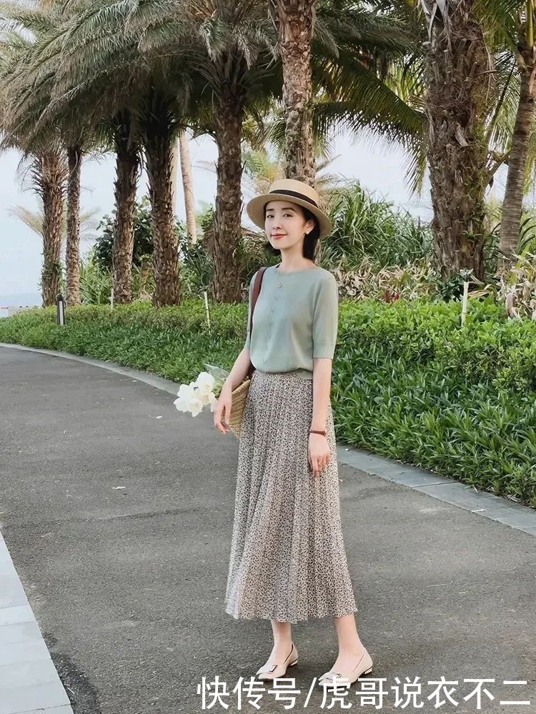 半裙|会穿“碎花半裙”的女人不显老，夏季这样搭，40岁比20岁还漂亮