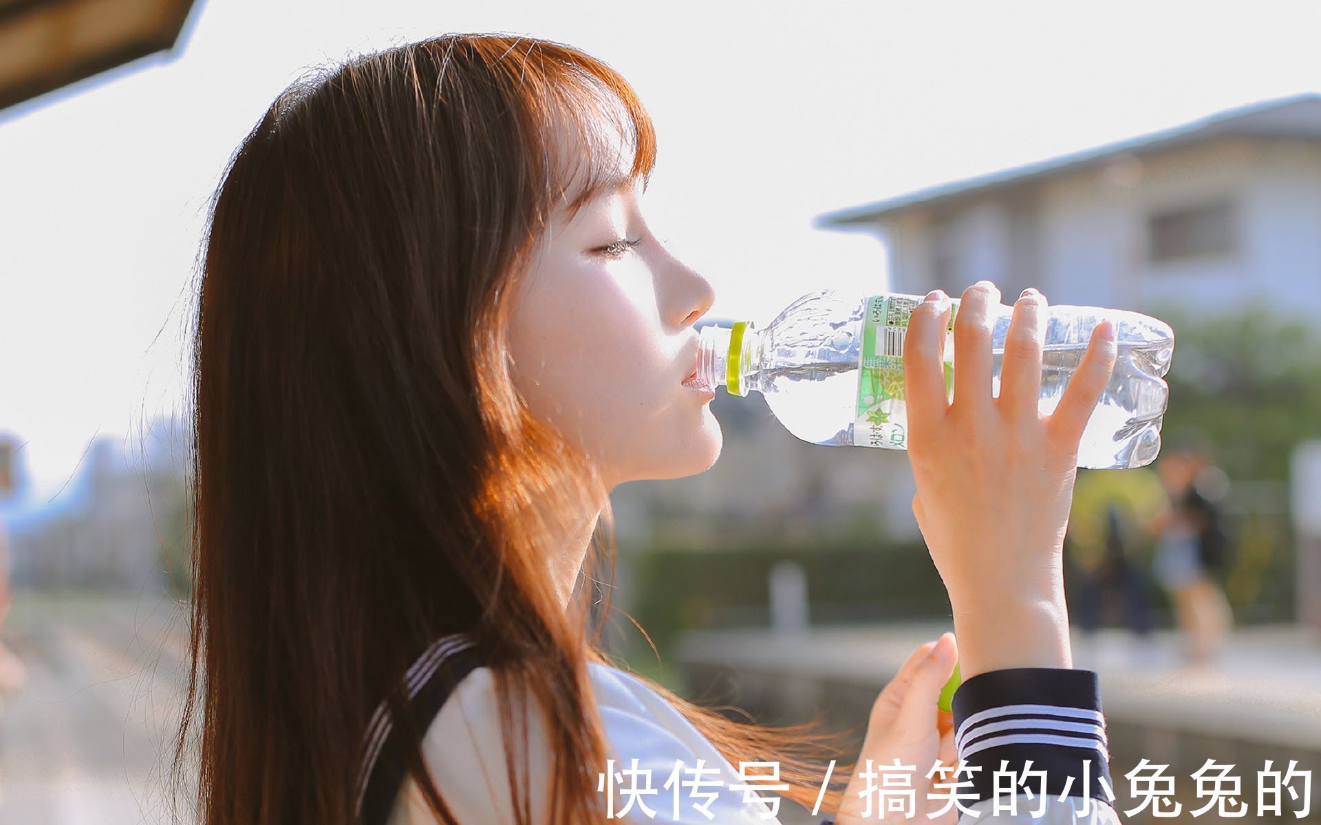 |搞笑GIF段子:牛:羡慕不,快开心起来吧!