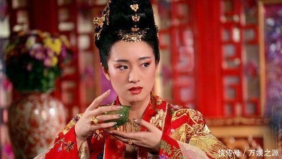 他在水浒中扮演赤发鬼刘唐,而另外一个身份是巩俐经纪人