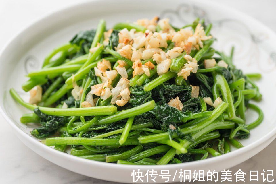 红薯叶|炒红薯叶有窍门，不能直接下锅炒，谨记1个秘诀，出锅爽脆不发黑