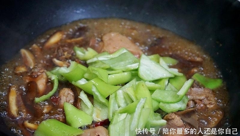 一道菜撑起一家店,鲜味十足,香味扑鼻,辛辣回味,灵魂是配菜