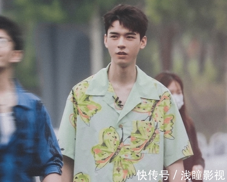 李易峰|繼龔俊后，張哲瀚終于也迎來(lái)首個(gè)常駐綜藝，嘉賓陣容太豪華了吧！