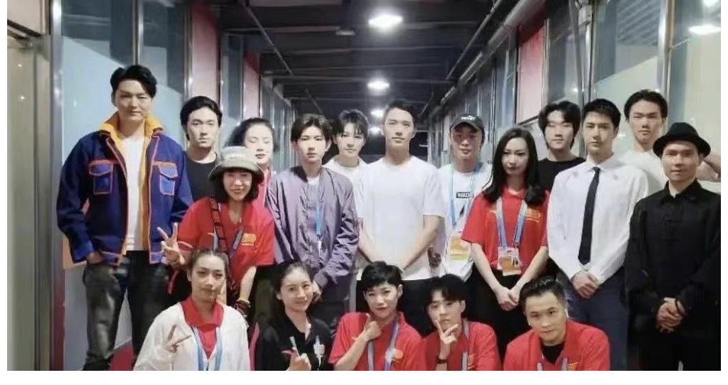 舞臺表演|王俊凱王一博王源舞臺表演照曝光，王一博果然自成一派，太好笑！