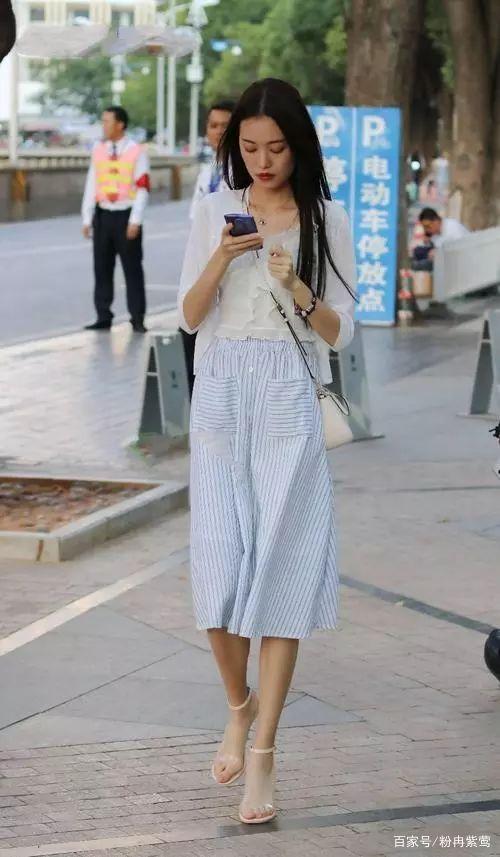 黑色挂脖连衣裙外搭灰色披肩,成熟稳重,明艳端庄