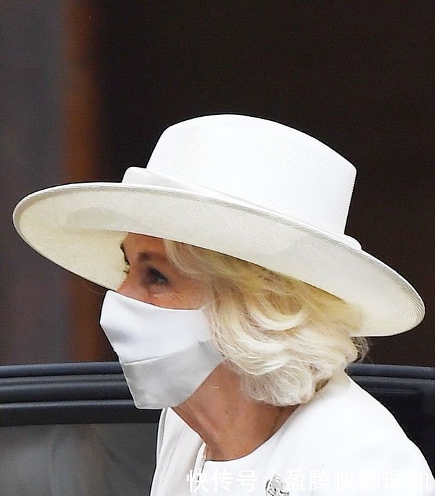 梅根|卡米拉穿蓝色衬衫裙亮相真得意!脸上皱纹挤在一起,王后位子稳了