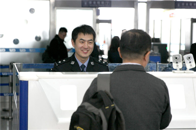 旅客|青岛机场移民警察的故事：别样“警”彩扛起“双担当”