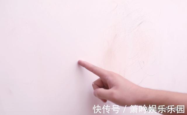 一滴水|白墙脏了不用重新刷,墙壁上抹一点,简单擦一擦就干净,省力省事