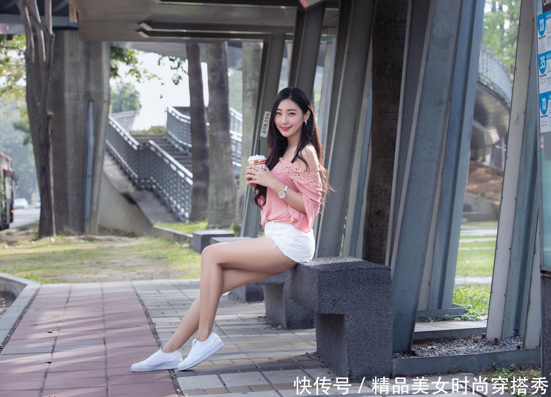 上衣|粉色的一字肩上衣搭配白色短裤,清凉的同时还非常耐看