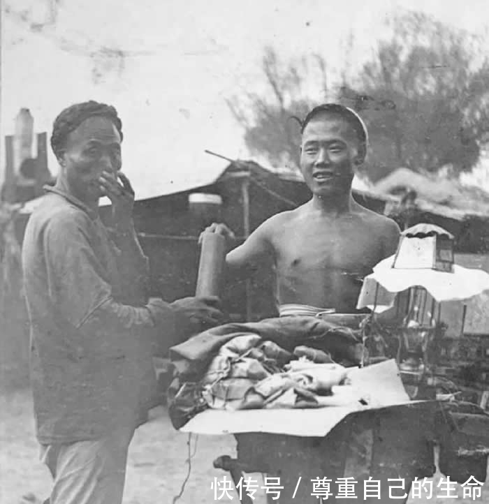 黑狗|老照片:清朝街头真实抓拍!偷吃肉的小黑狗,大街上的活人塔!