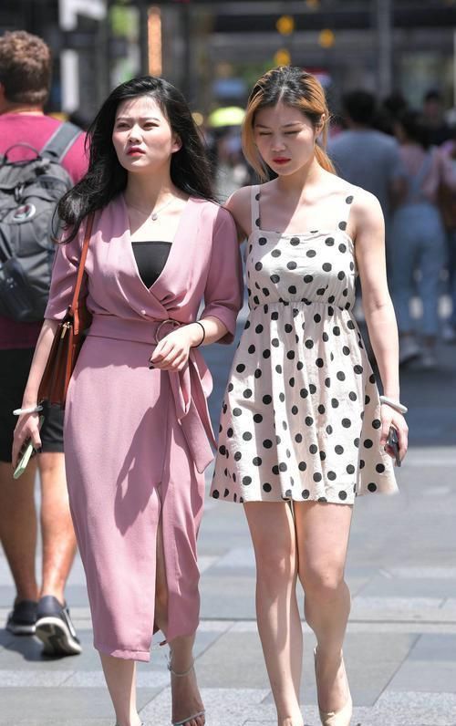 闺蜜逛街都穿连衣裙，一个搭配凉鞋，一个搭配高跟鞋，谁更有气质