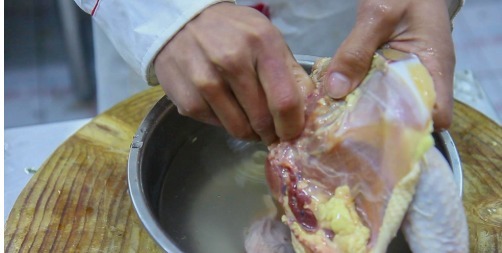 河南|河南大厨教你白切鸡的做法,清淡美味,在家也能做出广式白切鸡