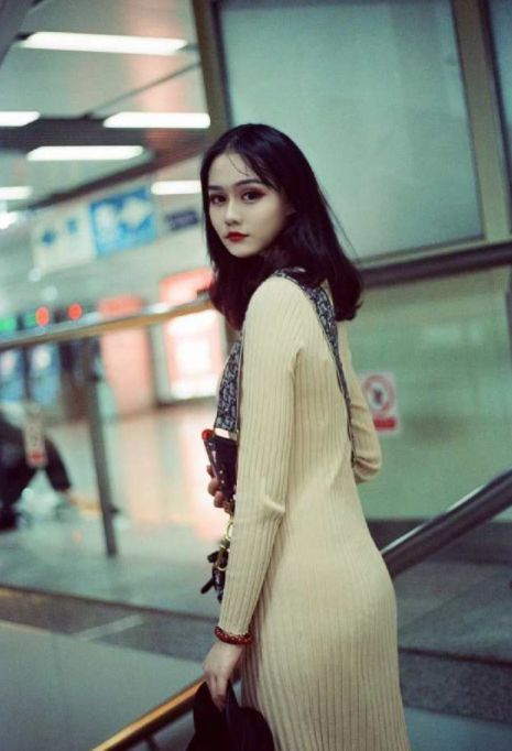 红色|街拍:白色衬衫+大红色长裙,小姐姐太会穿搭,红裙太吸引眼球了