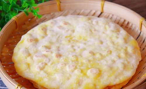 别只会烙葱油饼了，教你做玉米烙饼，不放一滴油，香甜又有嚼劲