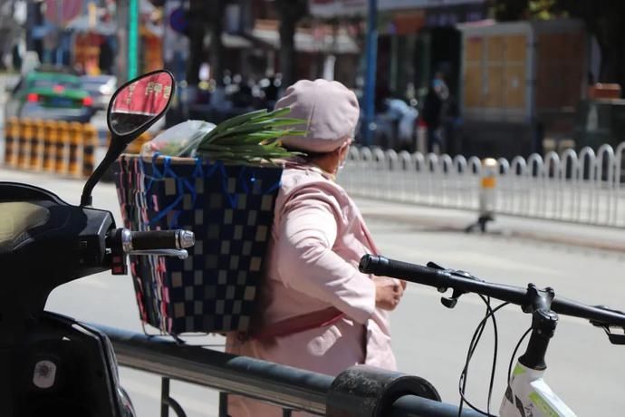  丽江人|巧手！丽江手艺人忠义市场卖手工蓝子22年……