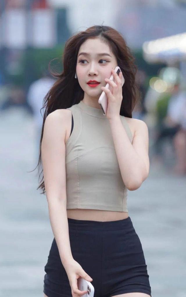 牛仔裤|浅灰色针织上衣搭配牛仔裤,修身效果得到很好体现,看上去时尚又可爱