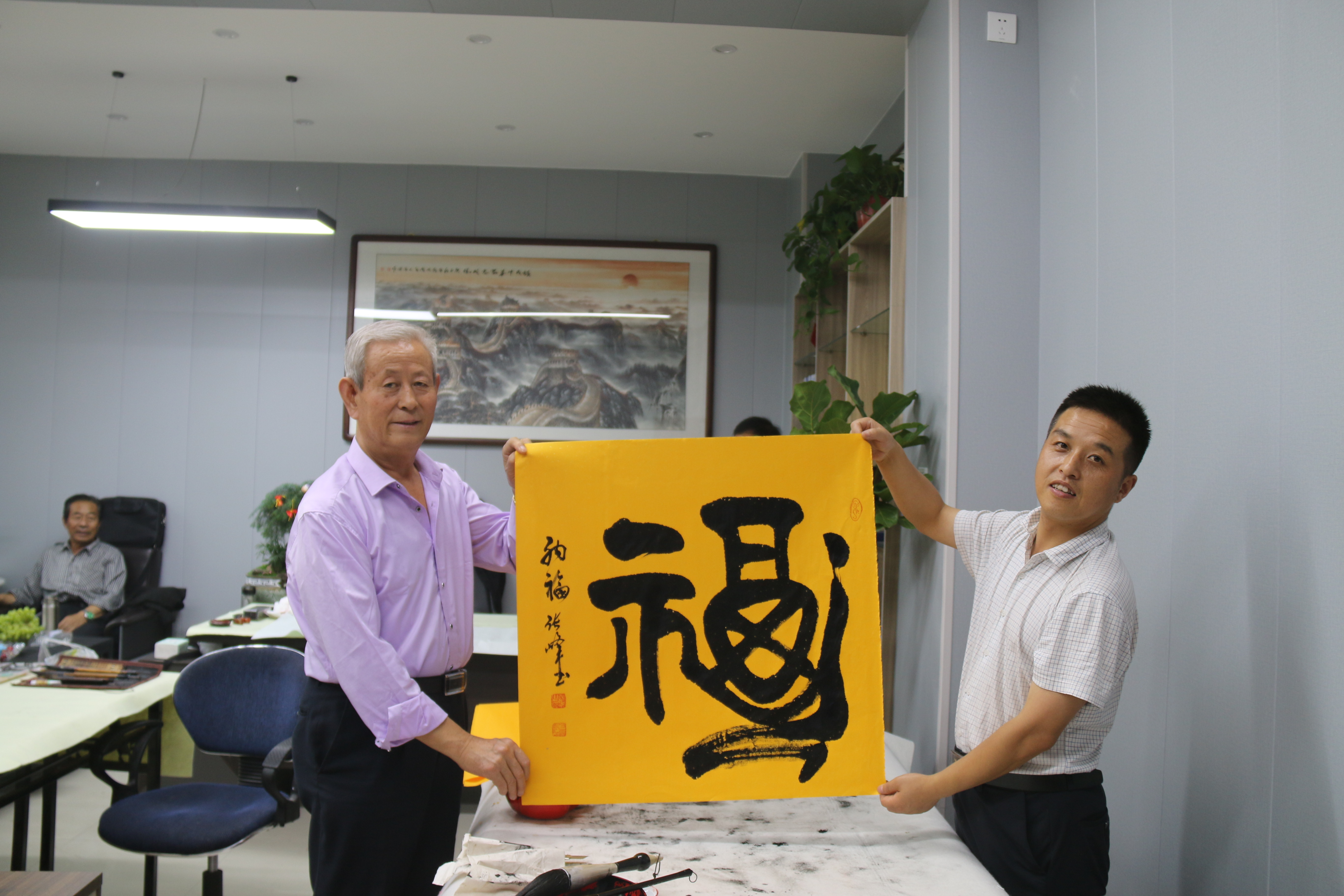 平凉市|四位书画家走进平凉市家庭教育协会送墨宝