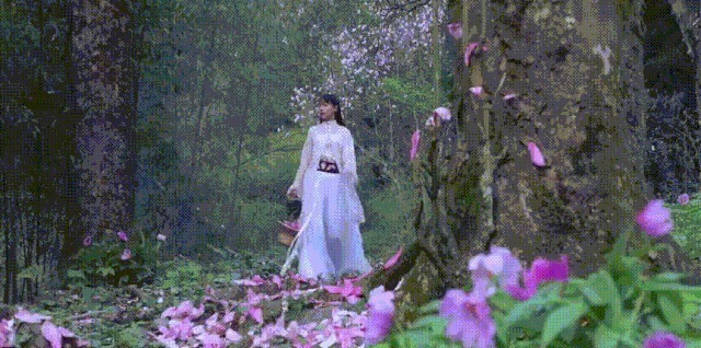 如果說(shuō)李子柒的生活對(duì)我們不切實(shí)際，那她穿的衣服我們倒能學(xué)學(xué)