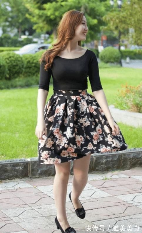 小姐姐|微胖小姐姐穿纯黑色T恤衫，搭配花花半身裙，熟女范十足