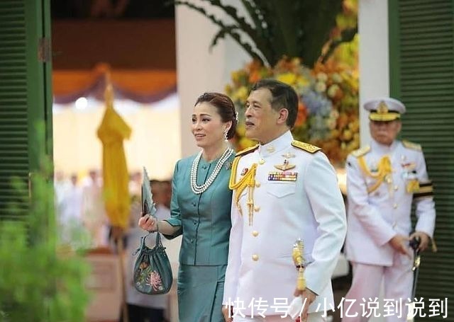 漫画|苏提达晒最新漫画好得意!蓝裙造型确实美,诗妮娜好久没有亮相了