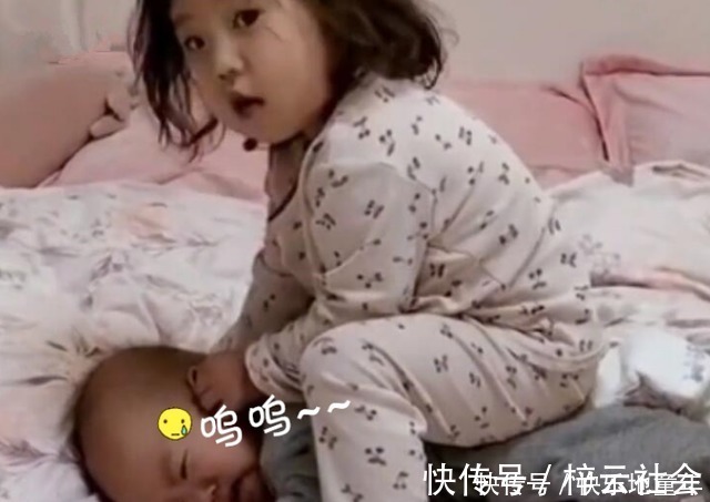 弟弟|姐姐把弟弟“当马骑”,被妈妈发现后表情亮了,网友:打弟要趁早