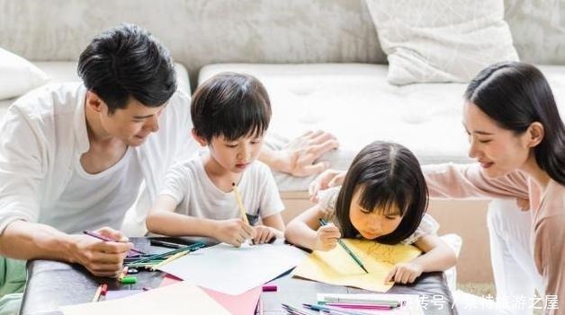 葡萄|爸爸喂女儿吃西瓜,儿子自己啃瓜皮,网友笑了儿子充话费送的吧