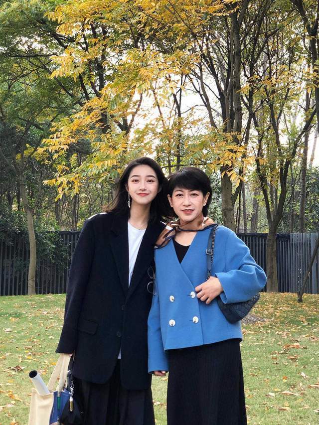 外套|40岁也能穿出高级感,蓝色外套搭配半身裙,最体面的中年女性穿搭