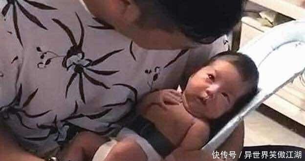 蕾蕾|姥爷抱3个月外孙,却遭“白眼”攻击,网友表情管理很到位