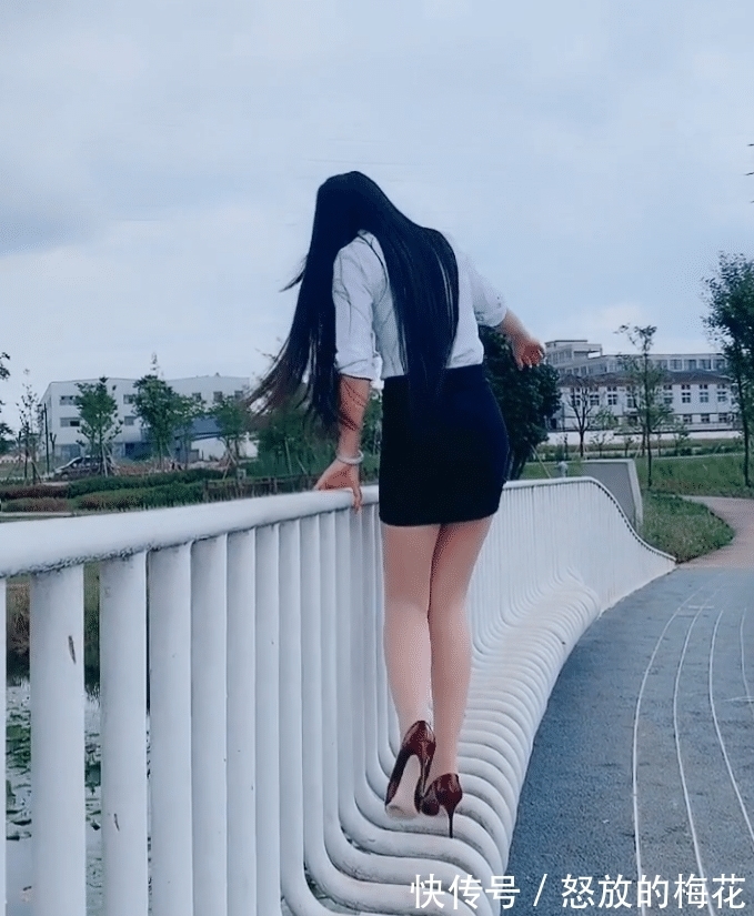 调皮 穿着高跟鞋还调皮,真怕你崴脚!