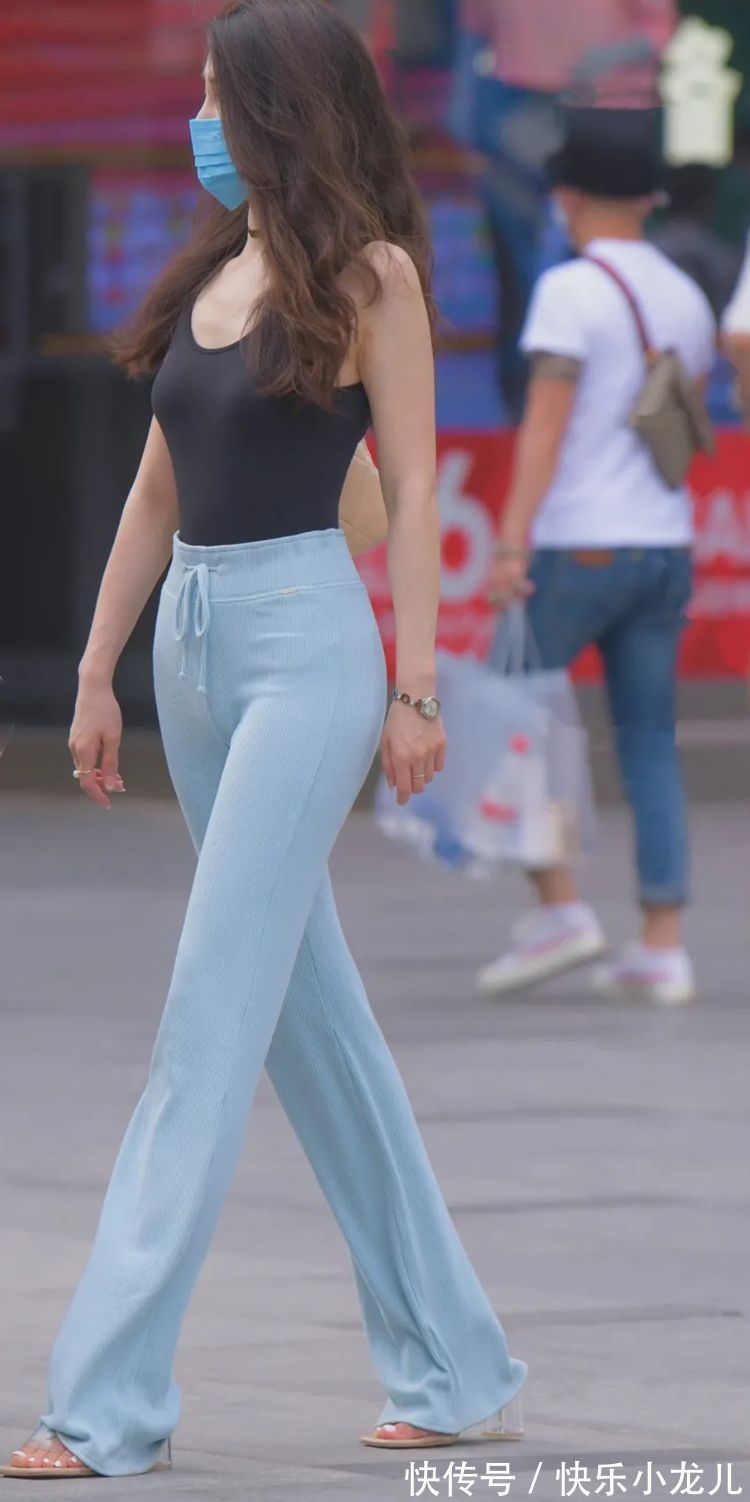 身材 休闲长裤的穿搭,也能让女孩完美身材得到展现