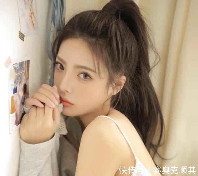 你怎么穿最可爱？吊带背心+白裤子，让姐姐表现出青春活力