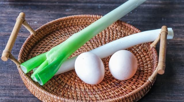 炒鸡蛋时,不能直接下锅,多加一步,鸡蛋滑嫩无腥味,越吃越香