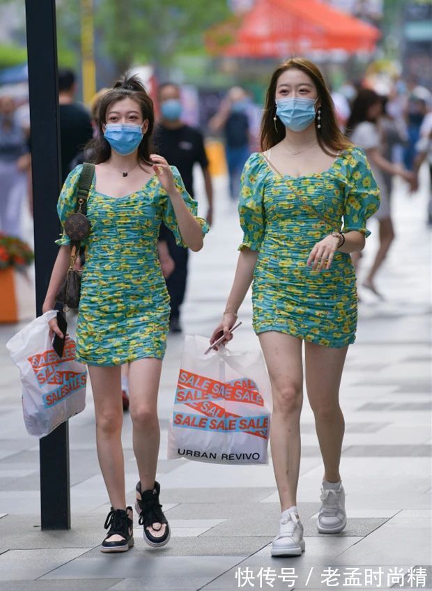 碎花裙|街拍:穿碎花裙的时尚女生