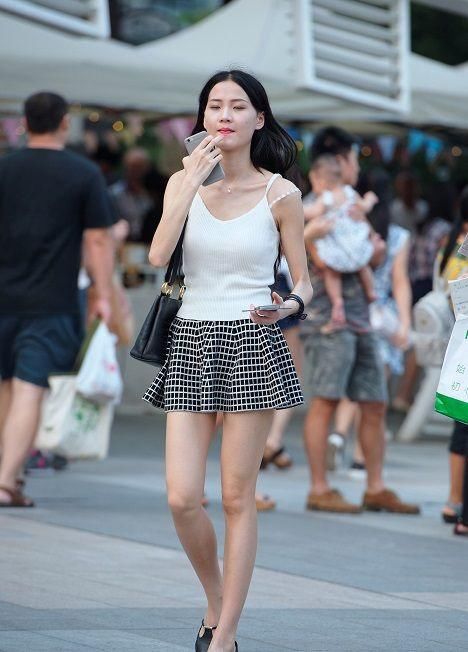 短裙|穿短裙的小姐姐，这裙子是不是太短了？性感甜美范扑面而来