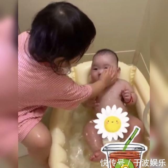 家长们|2岁姐姐给5个月妹妹细心的洗澡火了,网友这技术洗的可真是赞