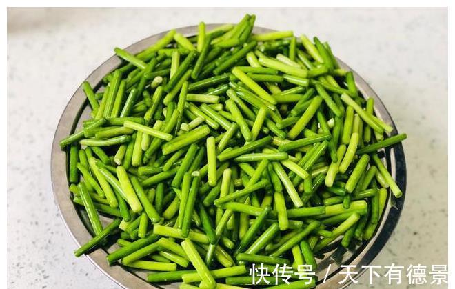 调味料|奶奶用了多年的腌蒜苔配方，腌好就能吃，每次腌一盆，半年都不坏