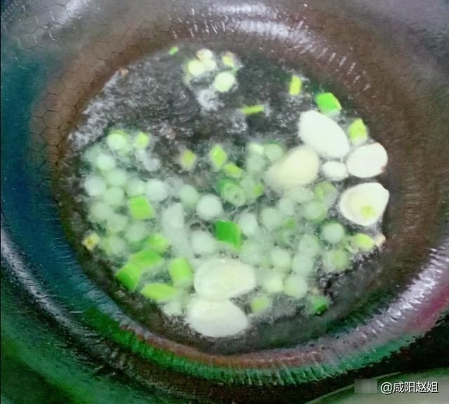 做法|青菜炒蘑菇的家常做法,咸香下饭,比红烧肉还好吃