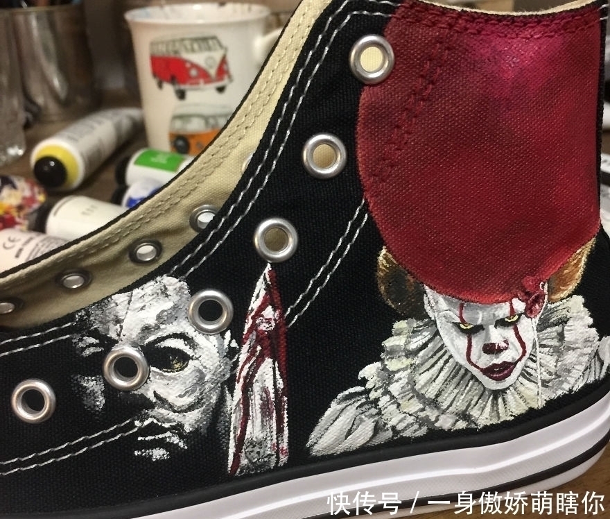 恐怖片|9岁女孩的生日礼物,艺术家为她绘制“恐怖帆布鞋”,你敢穿吗?