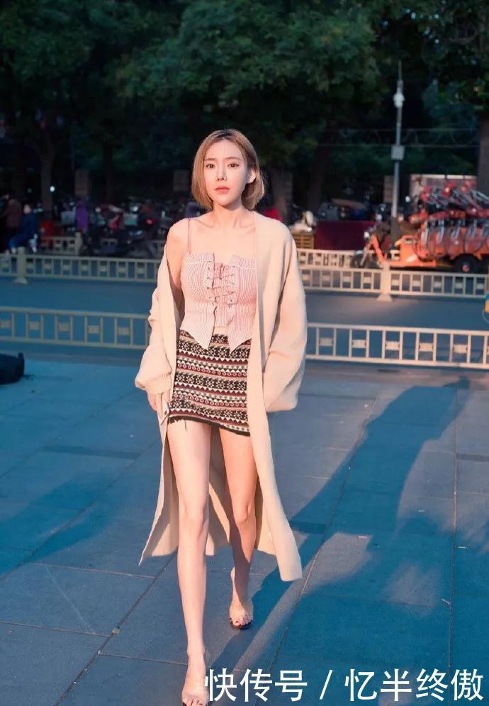 美女脚上搭配上一双黑色的尖头高跟鞋,走起路来显得稳重了一些